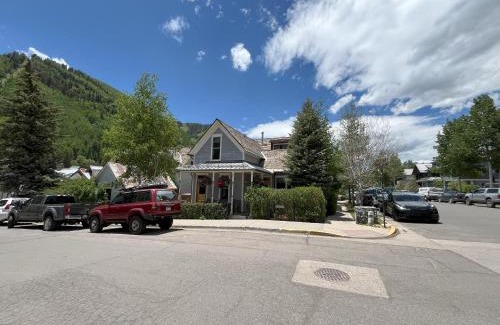 Telluride House | The Residence on South Oak - steps to the gondola!