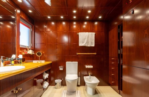 Palm Jumeirah Villa | The rest in the villa near the beach is a tranquil and peaceful experience.