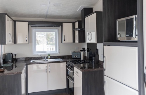 Mudeford Cottage | The Retreat, Sandhills Holiday Park by the beach in Mudeford