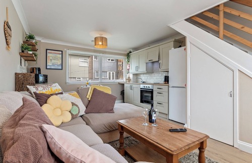 Pembroke Ski Chalet | The Retreat - Short walk from beach, parking