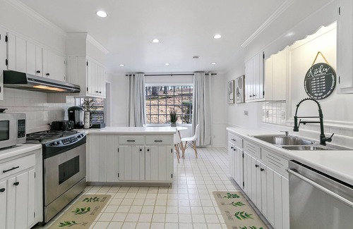 Sandy Springs House | The Retro Minimalist Cozy 3BR Home in Upscale Sandy Springs near Northside Med
