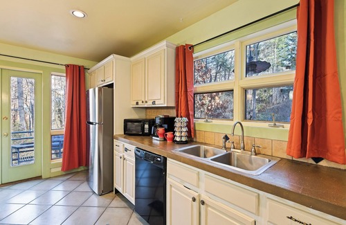 Waynesville Bed & Breakfast | The Rhododendron House is a spacious cottage in Waynesville, NC. It is ideal for families traveling with younger and older children and longer term stays. This open floor plan, 1000sq foot cottage is a stand alone building and has ample space to spre