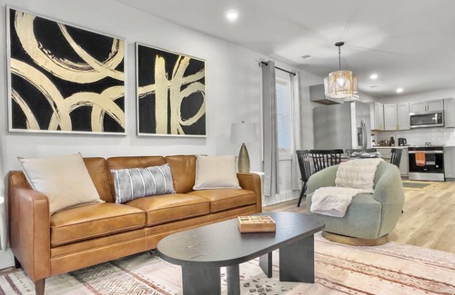 North Charleston House | The Riley adorable getaway 15 minutes to downtown Charleston with fenced yard