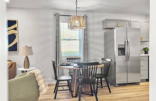 North Charleston House | The Riley adorable getaway 15 minutes to downtown Charleston with fenced yard