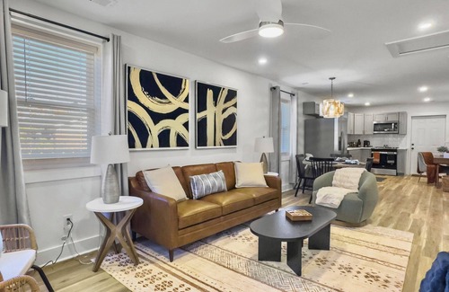 North Charleston House | The Riley adorable getaway 15 minutes to downtown Charleston with fenced yard