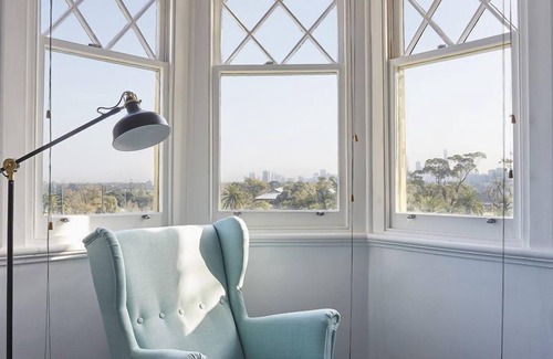 St Kilda Apartment | The Ritz- large St Kilda apartment w amazing views