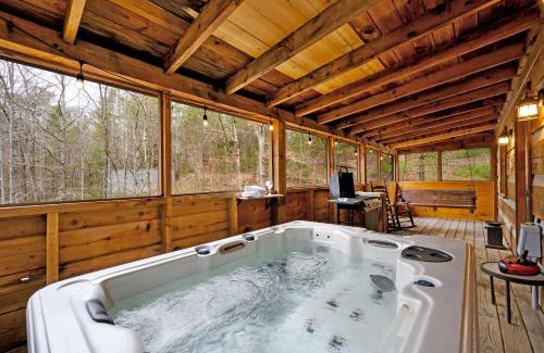 Gatlinburg - Pigeon Forge House | The Robins Nest with hot tub