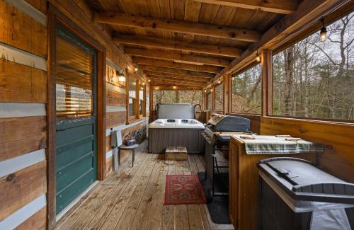 Gatlinburg - Pigeon Forge House | The Robins Nest with hot tub