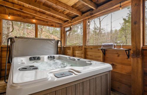 Gatlinburg - Pigeon Forge House | The Robins Nest with hot tub