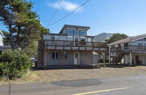 Nedonna Beach Cottage | The Rocky Whale - a pet friendly beach cottage.