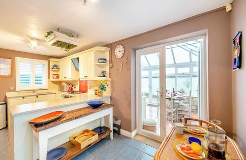 Bridport Cottage | The Roddy House is a charming three-bedroom thatched cottage in West Bay.