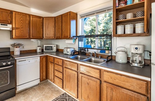 Kodiak Apartment | THE ROGUE WAVE #3 Beach Access, Ocean Views, Private