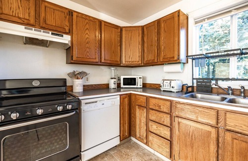 Kodiak Apartment | THE ROGUE WAVE #3 Beach Access, Ocean Views, Private