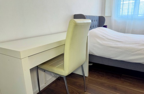 Birmingham City Centre House | The room is furnished with a comfortable bed, desk, and high-speed Wi-Fi