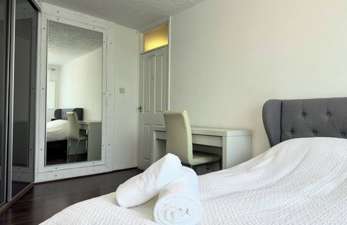 Birmingham City Centre House | The room is furnished with a comfortable bed, desk, and high-speed Wi-Fi