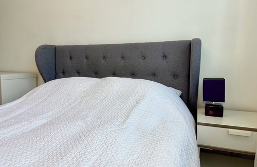 Birmingham City Centre House | The room is furnished with a comfortable bed, desk, and high-speed Wi-Fi