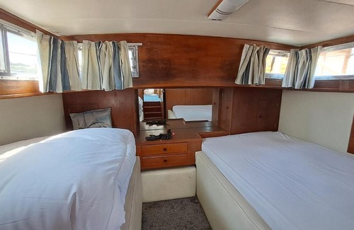 Mawr Boat Rental | The Rose - 37ft Lakeside Yacht with Hot Tub