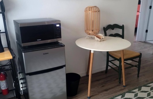 Polk City Apartment | The Rose and Crown Inn is a 2-bedroom apartment with WiFi and AC in Polk City Fl