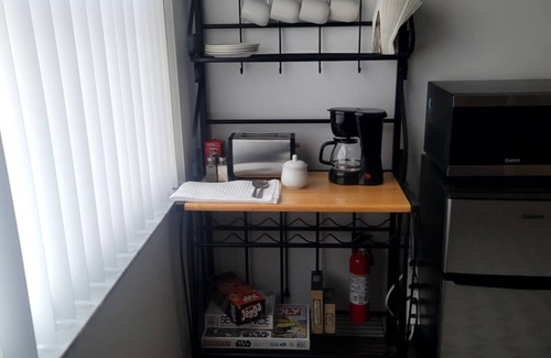 Polk City Apartment | The Rose and Crown Inn is a 2-bedroom apartment with WiFi and AC in Polk City Fl
