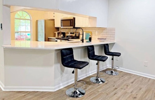 Barker House | The Royal Oaks Houston Hideaway
