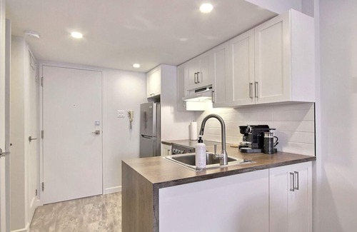 Saint Ferreol les Neiges Apartment | The Superb | Mont St-Anne | Pool & Sauna | AC