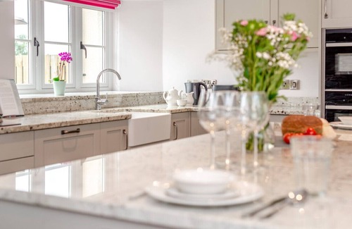 Launceston House | The Swallows Nest - Three Bedroom House, Sleeps 6