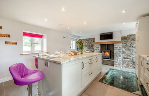 Launceston House | The Swallows Nest - Three Bedroom House, Sleeps 6
