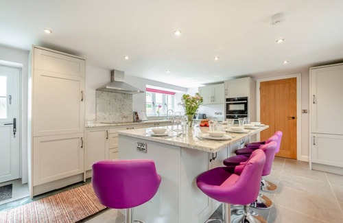 Launceston House | The Swallows Nest - Three Bedroom House, Sleeps 6