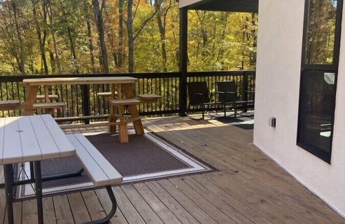 Logan Cabin | The Saige - Hot tub|Huge Entertainment Room