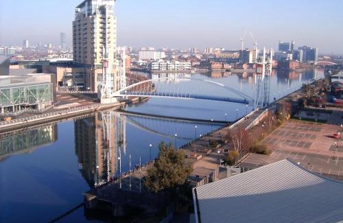 Salford Apartment | The Salford Quay, Warm & Beautiful Apartment with Hyper Fast WiFi & Great views!