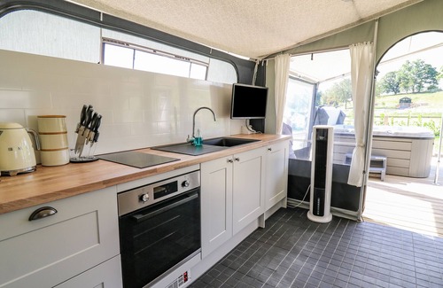 Llandrindod Wells Cottage | THE SALMON, romantic, character holiday cottage in Rhayader