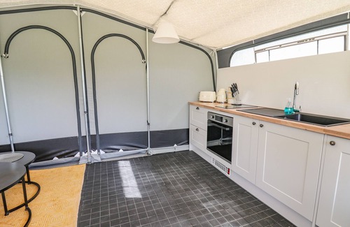 Llandrindod Wells Cottage | THE SALMON, romantic, character holiday cottage in Rhayader