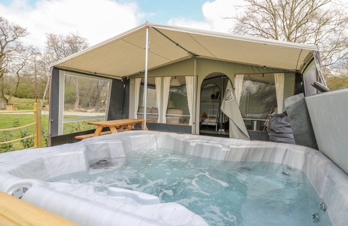 Llandrindod Wells Cottage | THE SALMON, romantic, character holiday cottage in Rhayader