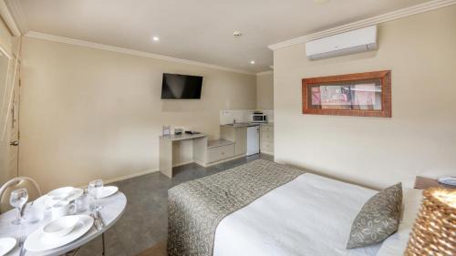 Hay Hotel | The Saltbush Motor Inn