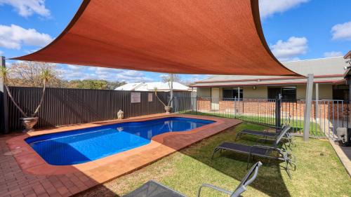 Hay Hotel | The Saltbush Motor Inn