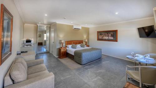 Hay Hotel | The Saltbush Motor Inn