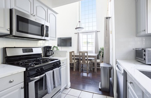 Pico Apartment | The "Sand & Sun Loft" HUGE & OPEN Space, Private Roof Deck, & Patios!