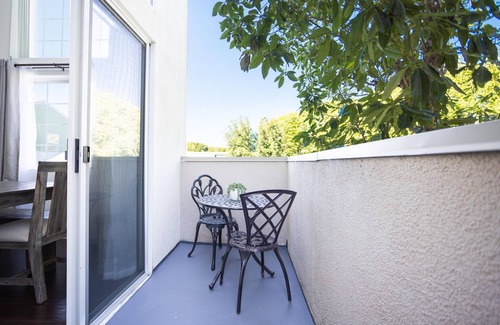 Pico Apartment | The "Sand & Sun Loft" HUGE & OPEN Space, Private Roof Deck, & Patios!