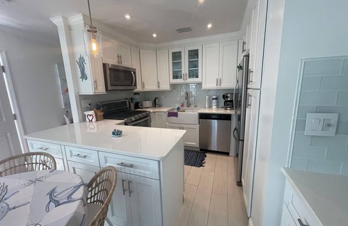 Treasure Cay Villa | The Sandy Shanti. Golf cart included, whole house generator in Treasure Cay
