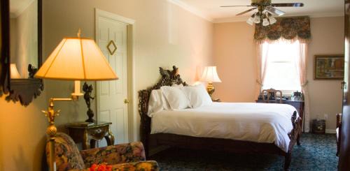 Central Arlington Hotel | The Sanford House Inn & Spa