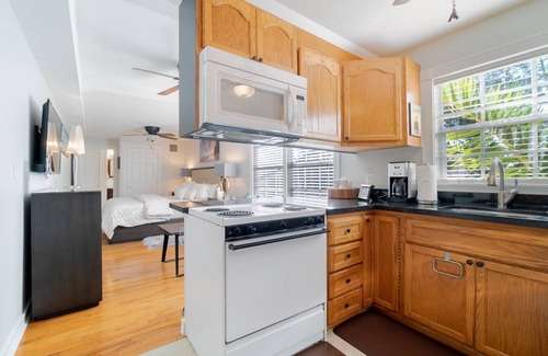 Grandview Heights Condo | The Savannah Apartment, Downtown, Restaurants, Pool, Beach, Cafes, The Square, Kravis Center