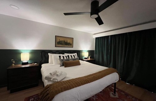 Columbia Apartment | The Scholar Suite with 1 King