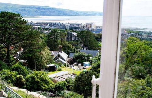 Barmouth House | The sea captains house, with stunning views over Barmouth. Sleeps 12, Hot tub +