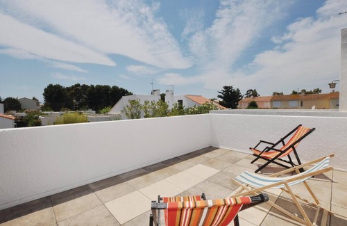La Cote Radieuse House | The sea, the sun and this pretty semi-detached vacation home 300m from a huge sandy beach.