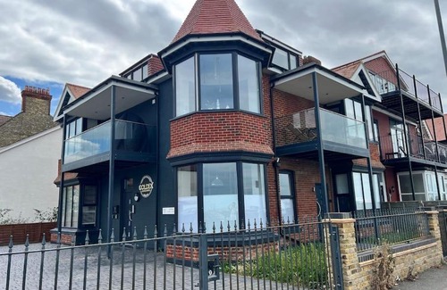 Westbrook Apartment | The Seafront Apartment - Westbrook Bay Beach - By Goldex Coastal Breaks