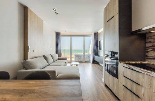 Golem Apartment | The Seaview Jacuzzi Suite by PS