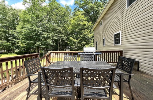 Albrightsville Villa | The Secluded Pocono Retreat w/Private Pool & Hot Tub