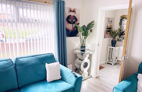 Oldham House | The Serene Stays - 3 Bed Home in Oldham Manchester