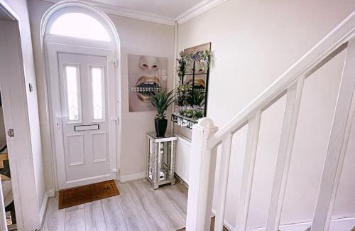 Oldham House | The Serene Stays - 3 Bed Home in Oldham Manchester