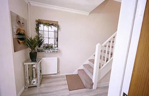 Oldham House | The Serene Stays - 3 Bed Home in Oldham Manchester